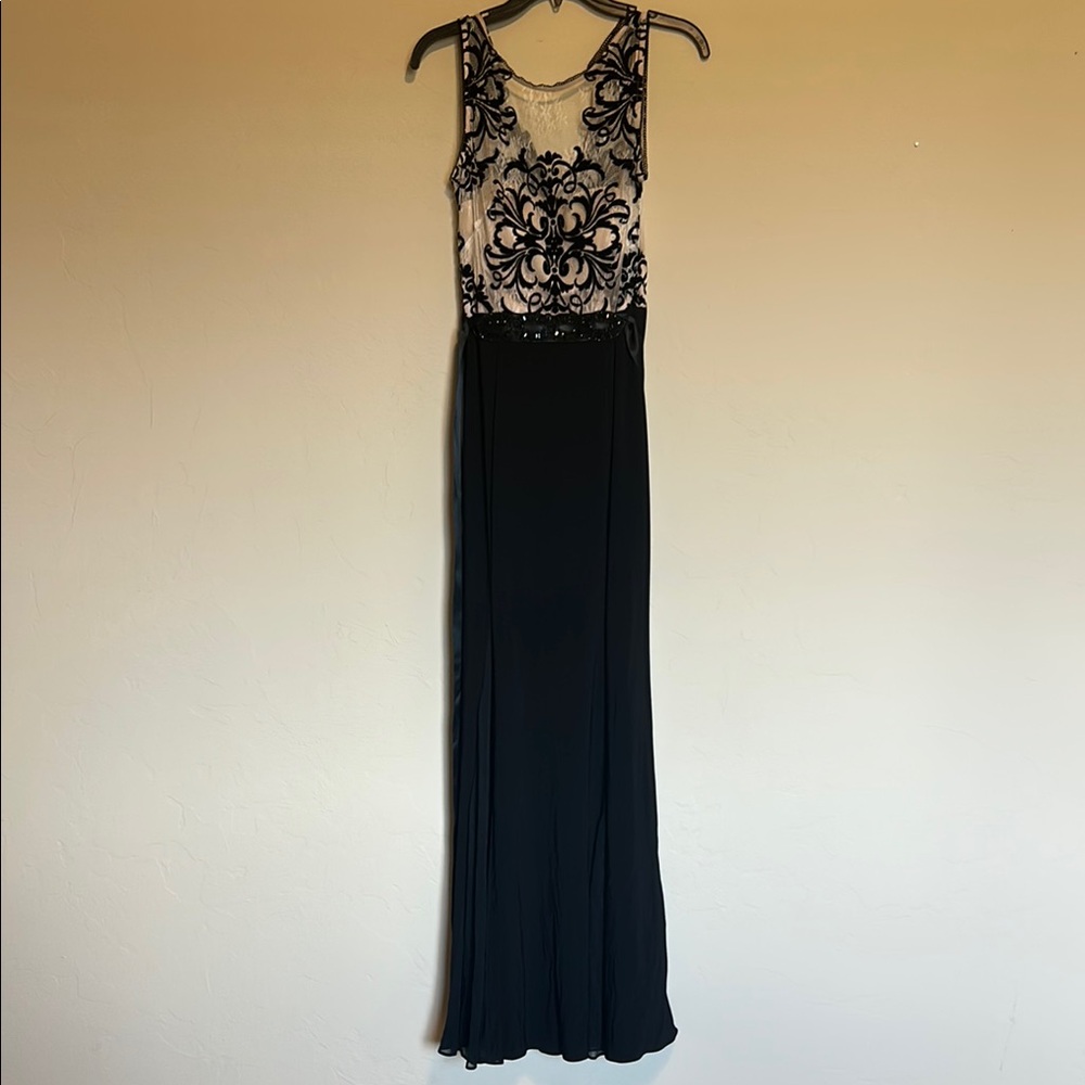 Elegant Black and White Sleeveless Scoop Neck Maxi Dress